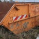 orangener Metallcontainer